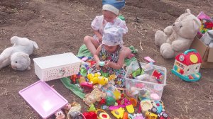 Девочки помогают на огороде