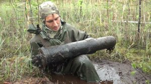 Взорванный склад военных снарядов в болоте, раскопки по войне