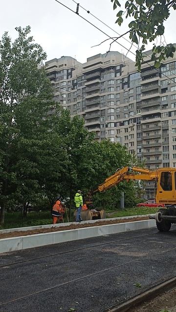 Экскаватор переносит землю в самосвал