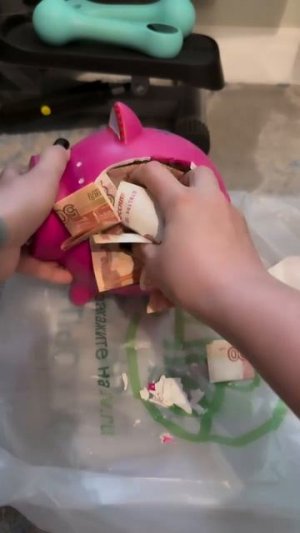 ВСКРЫТИЕ КОПИЛКИ!! Сколько денег внутри?