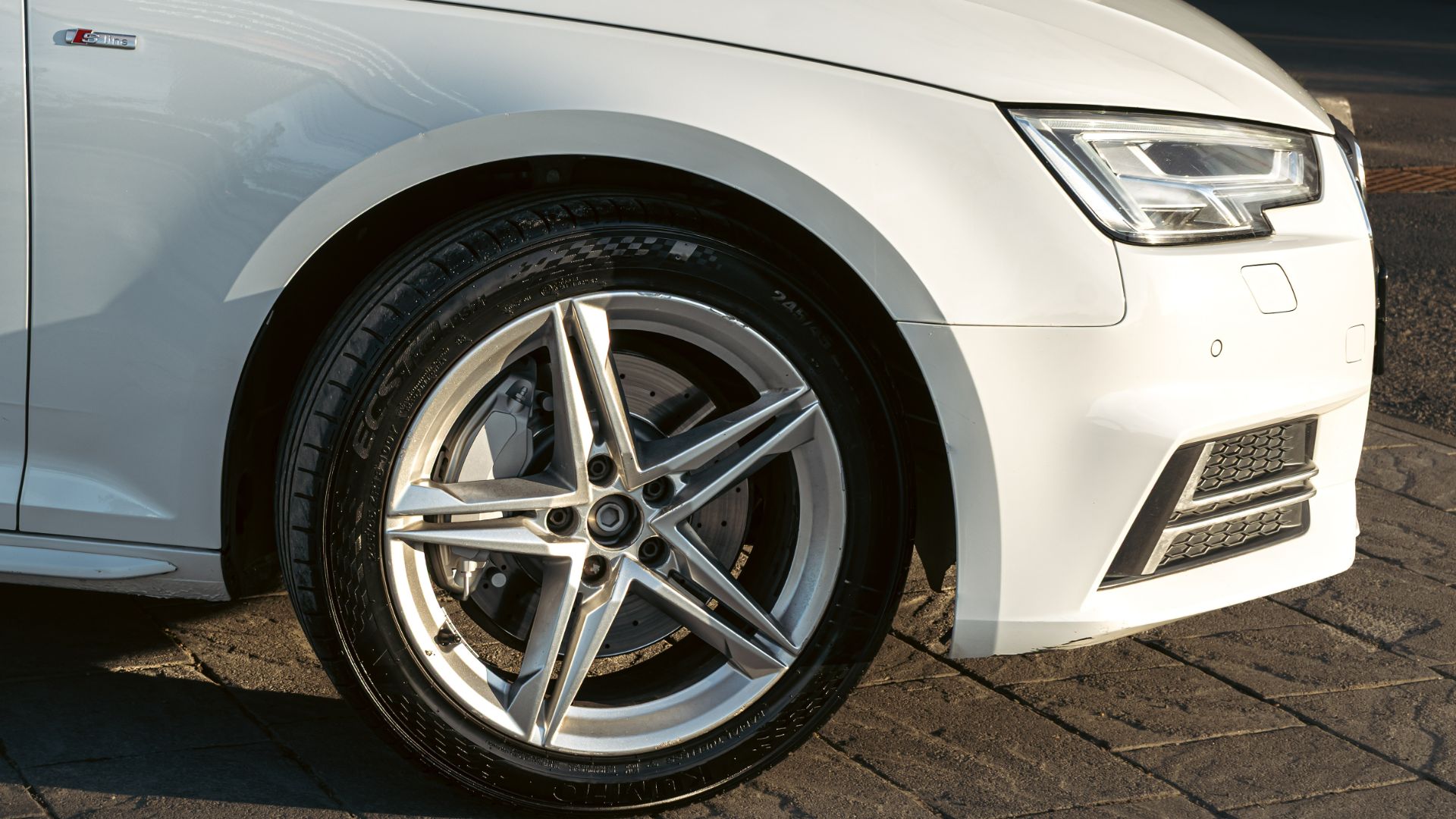 Audi A4B9 в шикарном состоянии S-Line полный