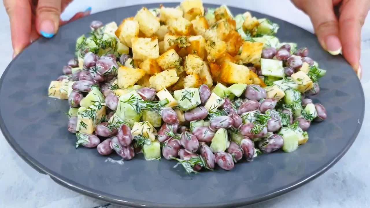 Уж очень вкусный САЛАТ всего за 2 минуты! Всего 4 простых продукта в составе. Съедается сразу! смотреть онлайн