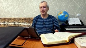 *Ангел, летящий высоко в Небе, взывает к людям: «Поклонитесь Творцу»