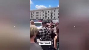 В Одессе ТЦК мобилизуют ветерана ВСУ, только что перенёсшего операцию на руке.  Однорукий в бой😂