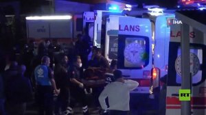 وصول المصابين في ميناء إينيبولو عقب هجوم على سفينة تركية في البحر الأسود