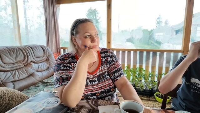 Мы на даче, каждый занят своим делом /   Семейное чаепитие