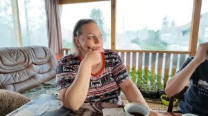 Мы на даче, каждый занят своим делом /   Семейное чаепитие