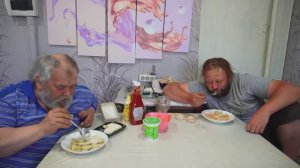 ТРУЖЕНИКИ ВСЕ ДНИ ТРУДЯТСЯ В САДУ И ОГОРОДЕ СПИНЫ НЕ РАЗГИБАЯ А ПОТОМ ВКУСНО КУШАЮТ подвал ильича