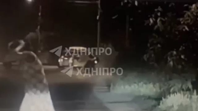 В Днепре мужчина бросил гранату в сторону полицейских во время задержания. смотреть онлайн