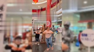 Эта женщина любит танцевать.Ей 61 год