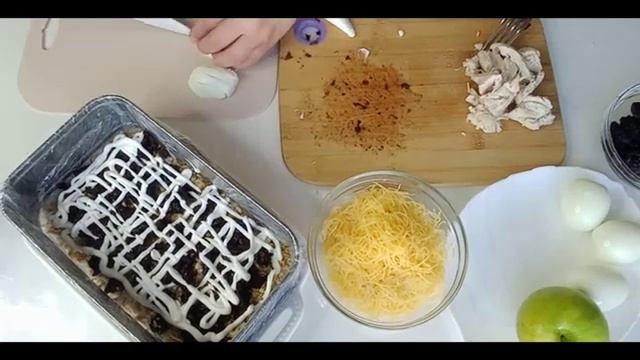 Готовлю слоеный салат с курицей и черносливом. Обзор и рецепт. смотреть онлайн