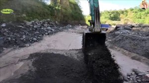 Строительство, экскаватор копает песок
