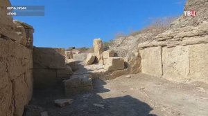 Раскрыт смысл пляшущих человечков в старинном крымском некрополе
