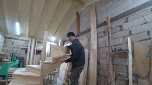 Изготовлена лестница на заказ в Московскую область из сосны.
