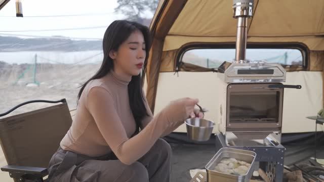 CAMPING IN THE COMFORT WITH A NEW AIR TENT ON THE SEAㅣOCEAN ASMR смотреть онлайн