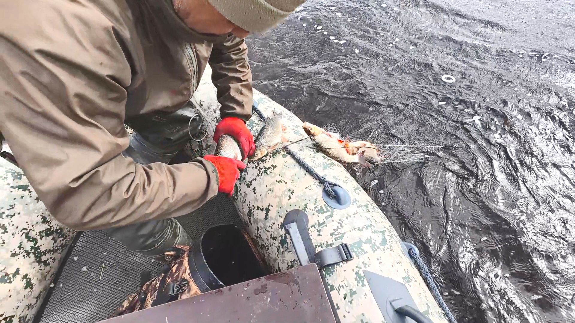 РЫБЫ НАВАЛИЛО ПОЛНЫЕ СЕТИ. ПРОВЕРКА СЕТЕЙ В ШТОРМОВОЙ ВЕТЕР. НОВАЯ СЕТЬ ЛОВИТ. смотреть онлайн