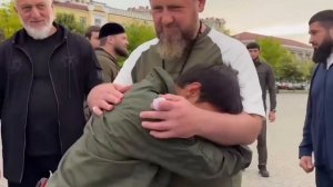 ⚡️Прогулка Кадырова в Грозном превратилась в душевную встречу с молодым парнем