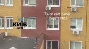 ‼️🇺🇦🏴☠Украинец выпрыгнул из окна больницы в Киеве и сломал ноги, пытаясь скрыться от военно-врач