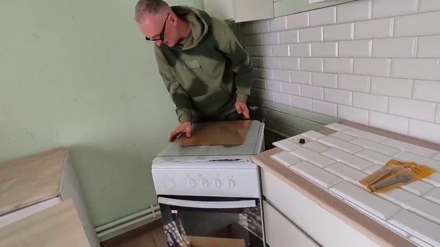Подсоединяем плиту и вытяжку на кухне😝