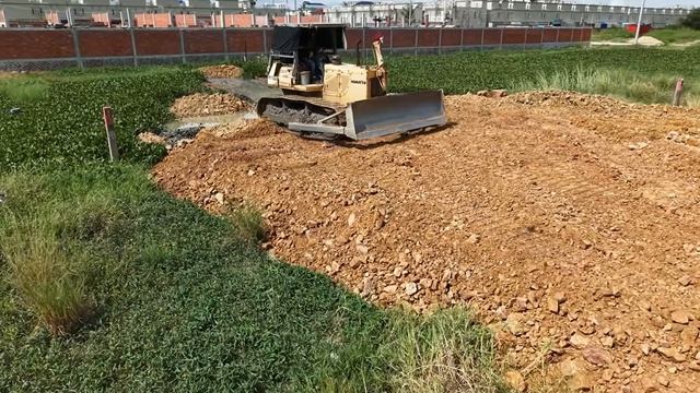 Fist new Project !! By Dump Truck 25 5Ton Fill soil beside canal Bulldozer D60P. смотреть онлайн
