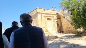 Крестный ход идет от Сионской горницы к кладбищу Патриархии. Молебен у кладбища. Возвращение