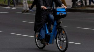 Женщина на электровелосипеде едва не лишилась головы из-за рыболовной лески