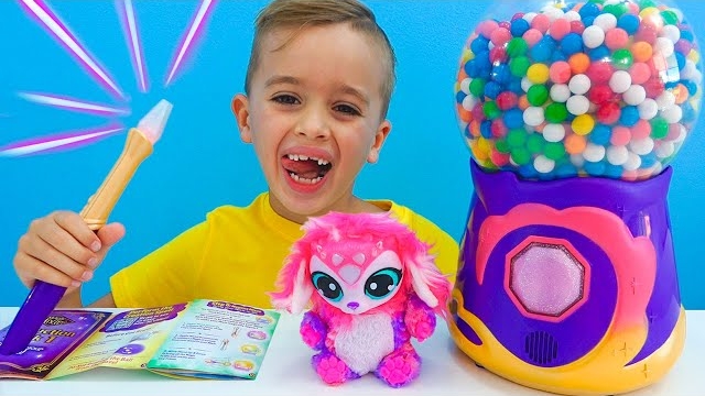 Ники играет с игрушкой Mixies Toy и помогает своим друзьям. смотреть онлайн