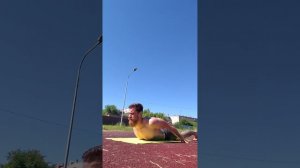 С металлоконструкцией в позвоночнике я продолжаю тренироваться, и Вам советую.