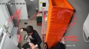 В Москве, в одной из пиццерий «Додо Пицца» на Кутузовском проспекте, произошла драка между сантехник