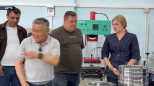 Глава Артёма Вячеслав Квон посетил завод стройматериалов, производящий в том числе бортовой камень