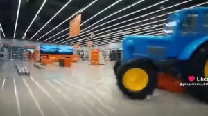 трактор уничтожает здания