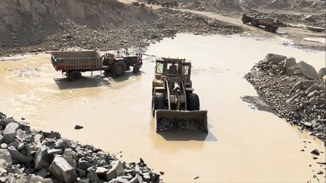 966D Loader Goes Crazy! Giant Rocks Loaded into Dump Truck Nonstop 😱 смотреть онлайн