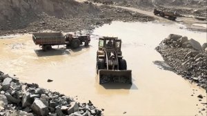 966D Loader Goes Crazy! Giant Rocks Loaded into Dump Truck Nonstop 😱