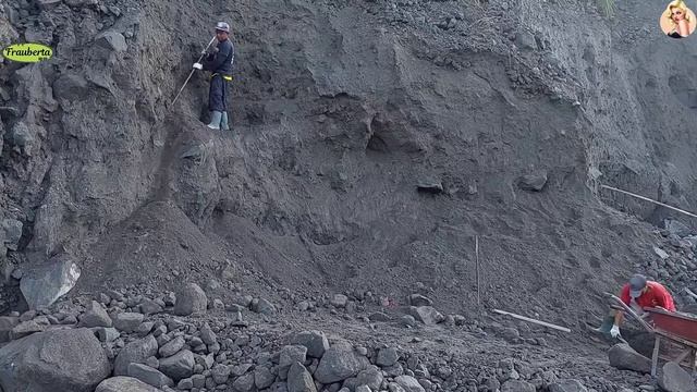 Строительство, шахтёры добывают песок в карьере смотреть онлайн