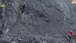 Строительство, шахтёры добывают песок в карьере