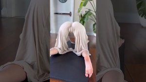 Deep Thigh and Glute Stretch on carpater at home