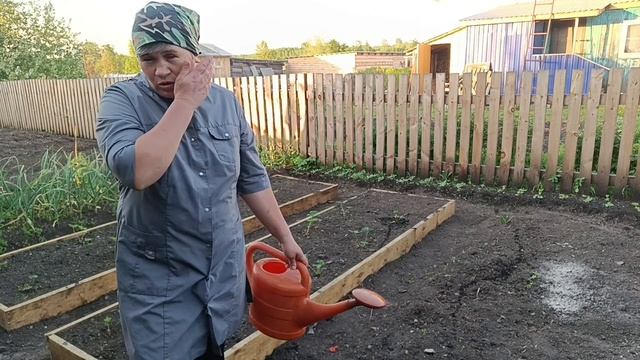 Эксплуатируем детей 🤭а они  и рады.Жизнь в деревне.
