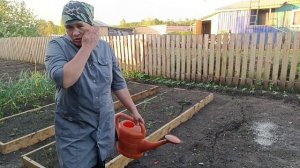 Эксплуатируем детей 🤭а они  и рады.Жизнь в деревне.