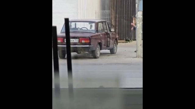 ЧУДАКИ НА ДОРОГАХ\\за рулём малыш\синие дороги\индеец на трассе\лайк\такси не туда\ смотреть онлайн