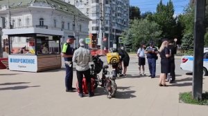 В Саратове на Рахова ловили нарушителей-самокатчиков
