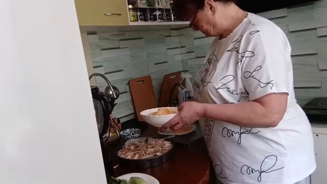 Три поколения. Надоели сплетни займёмся кухней смотреть онлайн