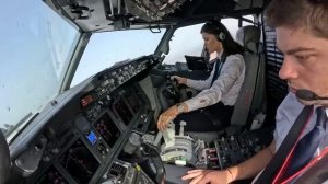 Женщина-пилот  в кабине своего Boeing B737-800.