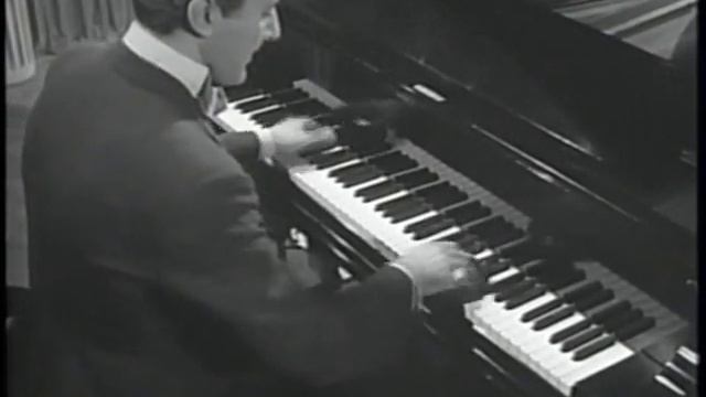 Liberace playing La Cucaracha