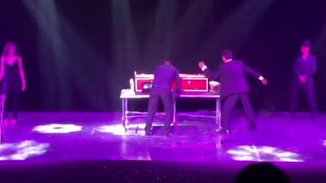Marvin Ilusionista parte una mujer a la mitad смотреть онлайн
