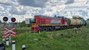 ТЕМ18ДМ-1108 проезжает через переезд