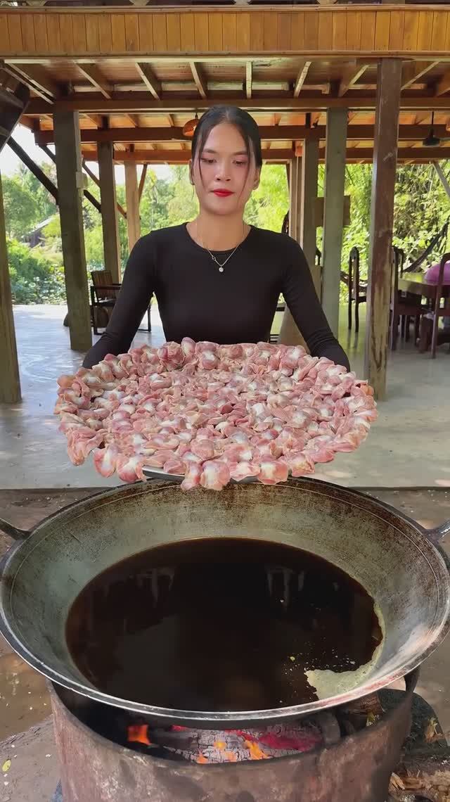 Готовим аппетитные куриные желудки во фритюре.