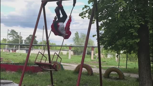 Трюки на качелях!