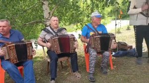 Звенят Ля диез.