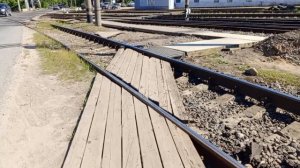 Железнодорожный переезд у депо в городе Вологда.