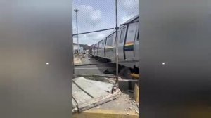 Поезд метро едва не вылетел на дорогу в Каракасе — обошлось без жертв.

В столице Венесуэлы поезд со